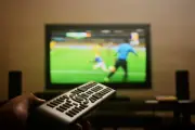 Proyector vs televisor para el Mundial 2026: cómo elegir según espacio, luz y uso
