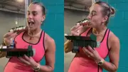 Sabalenka causa furor en redes al probar exclusivo perro caliente de caviar en Miami Open