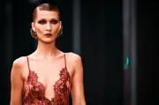 Saint Laurent presenta manifiesto de moda en París con Bella Hadid como protagonista