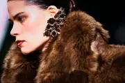 Saint Laurent revive el traje sastre y los chaquetones en su desfile otoño-invierno 2026-27