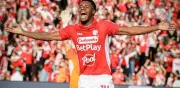 Santa Fe se aferra a la vida tras dramática victoria 2-1 sobre Medellín con 9 jugadores