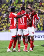 Santa Fe vence 2-1 a Bucaramanga en partido polémico con decisión arbitral final