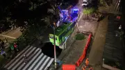 Socavón en Avenida El Poblado de Medellín deja bus atrapado y cierre prolongado