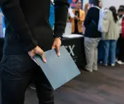 Solicitudes de subsidio por desempleo en EE.UU. caen a 205.000, señal de estabilidad laboral