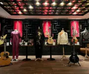 Subasta 'Music Icons' exhibe reliquias del heavy metal con guitarra de Ace Frehley valuada en US$600.000