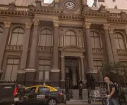 Tasas de interés en Argentina caen por debajo de la inflación en estrategia de Milei