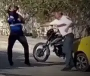 Taxista agrede con varilla a agente de tránsito en Santa Marta en video viral