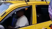 Taxista amenazó con cuchillo a motociclista y su acompañante tras colisión en Medellín