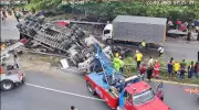 Tractocamión cargado de cerveza se volcó en la vía Girardot-Bogotá generando caos vial