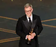 Triunfo de Warner en los Óscar se ve opacado por su inminente fusión con Paramount