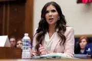 Trump destituye a Kristi Noem del DHS tras polémicas redadas migratorias y nombra a senador Mullin