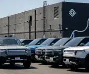 Uber invertirá hasta US$1.250 millones en Rivian para impulsar flota de robotaxis en tres continentes