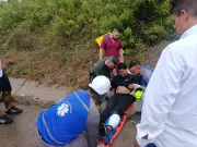 Uniformado cubre con su camisa a joven accidentado en carretera Turbaco-Cartagena