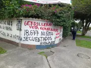 Vandalizan sede del Pacto Histórico en Bogotá con mensajes de odio antes de elecciones