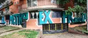Vecinos de Medellín denuncian expropiación por el Metro de la 80 en mural callejero