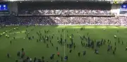 Violenta batalla campal en Old Firm: aficionados invaden cancha tras derbi Rangers-Celtic
