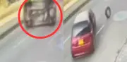 Volcamiento de vehículo contra vivienda en Bogotá: conductor sale caminando sin heridas graves