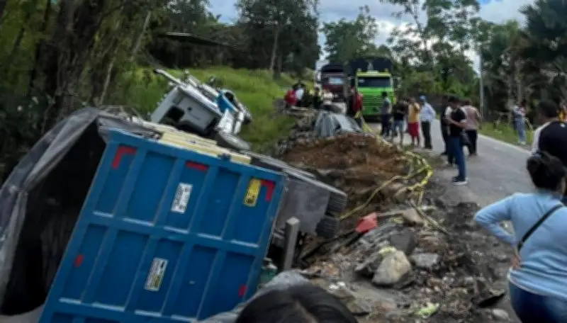 Accidente en Oiba: tractocamión volcado por mal estado de la vía