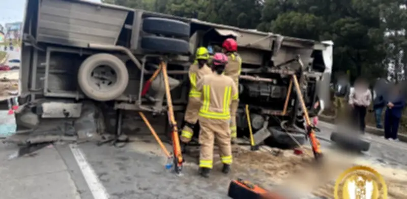 Accidente en Tunja deja 14 heridos, 4 graves: buseta de Villa de Leyva se volcó en curva El Cangrejo