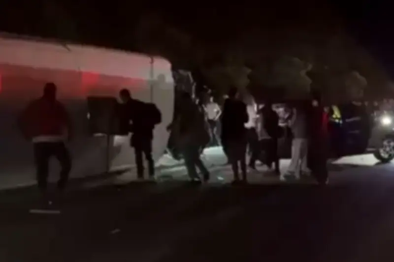 Accidente en vía Bogotá-La Vega: bus volcado deja lesionados y personas atrapadas