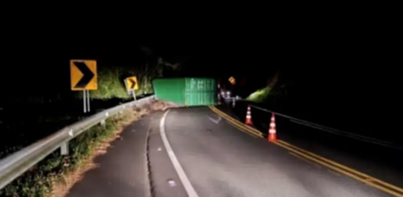 Accidente en vía Pereira-Manizales: tractocamión volcado restringe tránsito y deja conductor herido