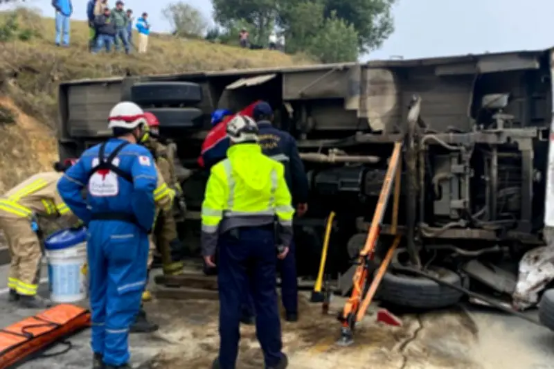 Accidente en vía Tunja-Villa de Leyva: bus público volcado deja 11 heridos en curva peligrosa