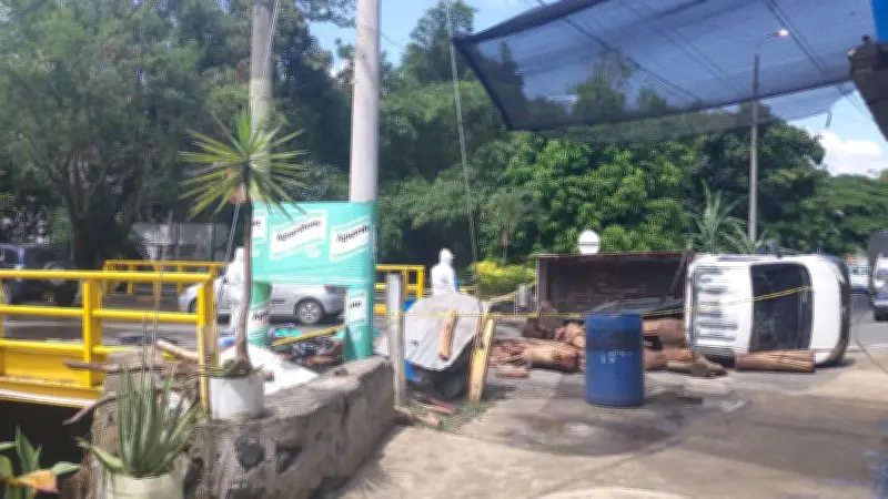 Accidente vial en Yumbo deja dos fallecidos tras colisión entre camión maderero y motocicleta