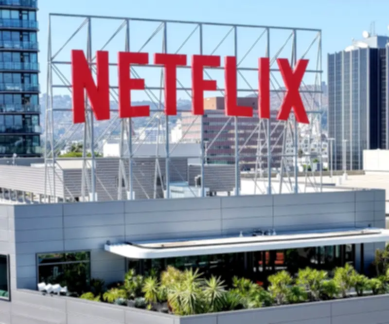 Acciones de Netflix caen 10% tras pronósticos decepcionantes y salida de su cofundador Reed Hastings