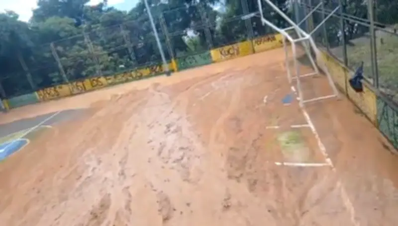 Acordonan paso peatonal en Floridablanca por deslizamiento de tierra