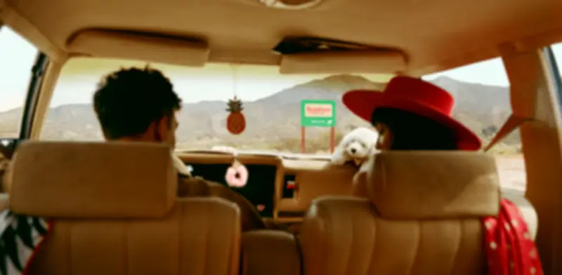 Airbnb y Sabrina Carpenter crean experiencia inmersiva 'Pit Stop' en California