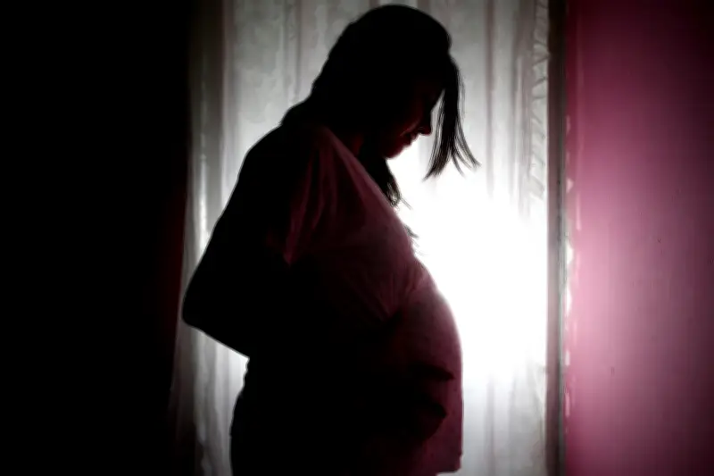 Alcalde denuncia que padres entregaron a su hija como garantía de deuda y la devolvieron embarazada