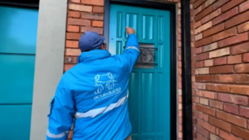 Alerta en Bogotá: Falsos funcionarios del acueducto engañan para entrar a viviendas