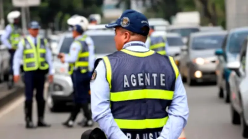 Altercado en El Rodadero: ciudadanos retiran motos de grúa durante operativo de tránsito en Santa Marta