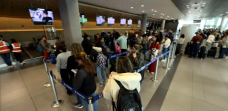 Alza del petróleo encarece tiquetes aéreos en Colombia: impacto en viajeros y aerolíneas