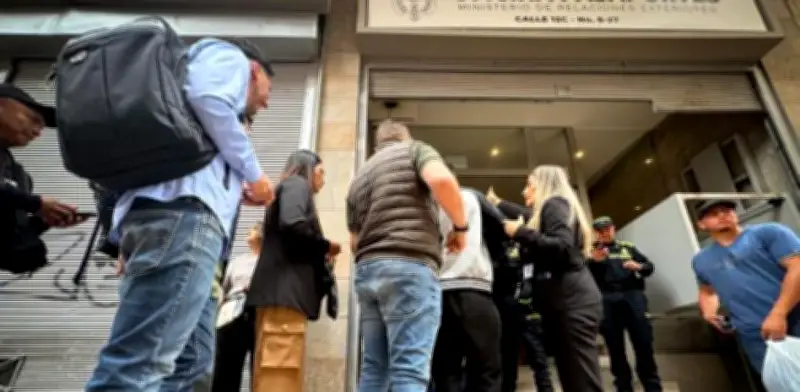 Amenaza cibernética en Cancillería causa largas filas y suspende trámites de pasaportes