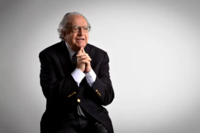 Analistas extranjeros perplejos ante democracia colombiana que coexiste con violencia persistente