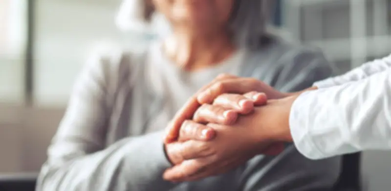 Anciana de 87 años declarada muerta dos veces enfrenta millonaria deuda médica por error administrativo