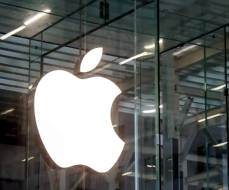 Apple supera previsiones de ingresos pero decepciona al mercado