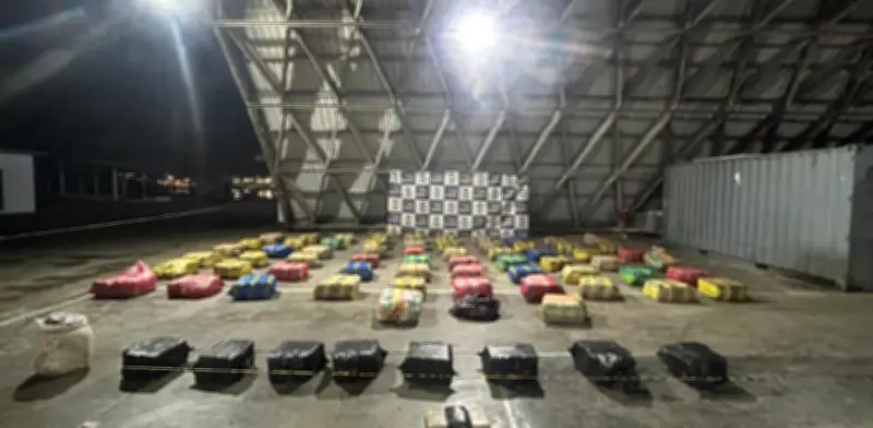 Armada incauta más de 1,7 toneladas de marihuana en el Pacífico colombiano tras naufragio