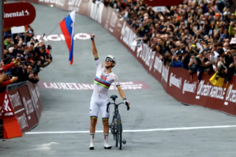 Armstrong declara a Pogacar como el mejor ciclista de la historia tras su dominio en Flandes