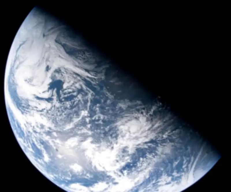 Artemis II captura históricas imágenes de la Tierra en su viaje hacia la Luna