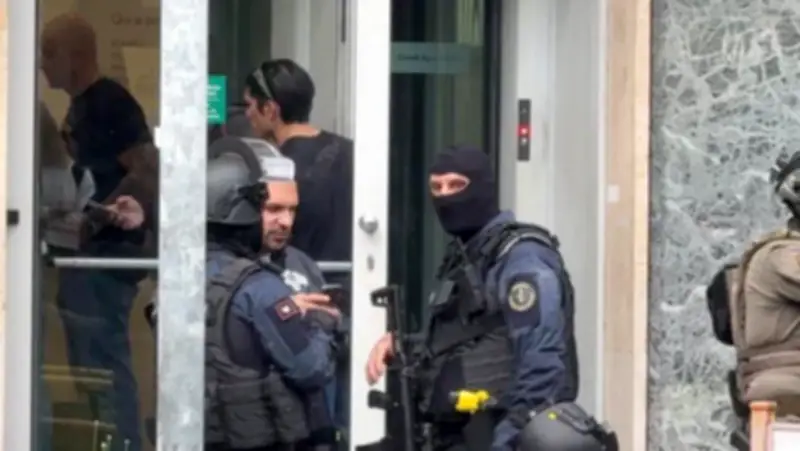 Asalto cinematográfico en Nápoles: ladrones enmascarados toman 25 rehenes y escapan por alcantarillas