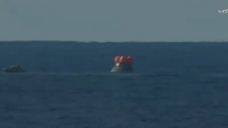 Astronautas de Artemis II salen de cápsula tras amerizaje en costa de San Diego