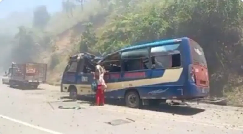 Atentado con cilindro bomba destruye autobús en la Vía Panamericana en Cauca