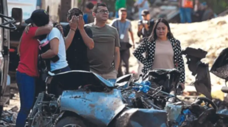 Atentado en Cajibío: familiares lloran frente a escombros de vehículos
