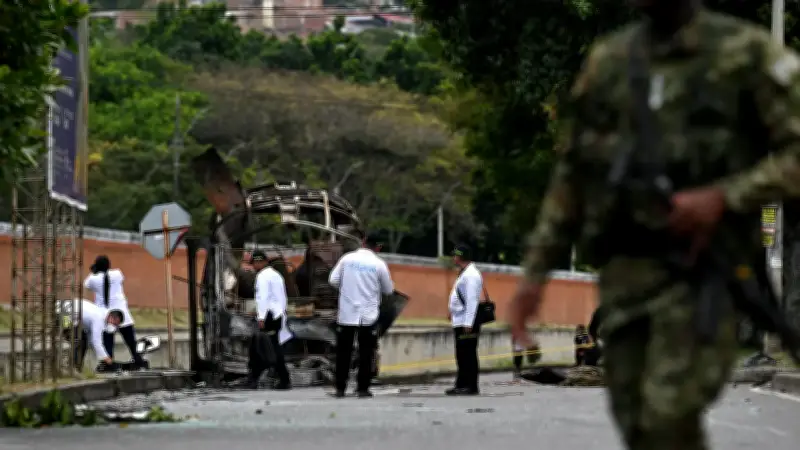 Atentado en Cali: explosión de bus con cilindros deja una mujer herida
