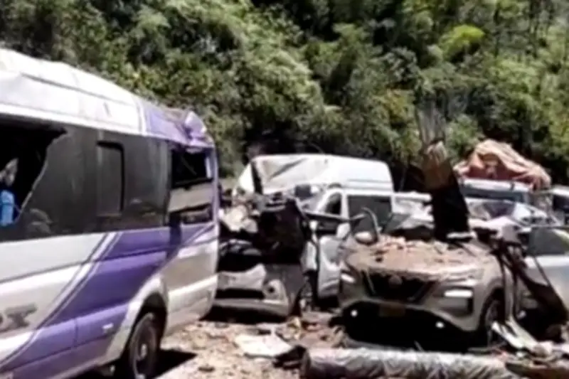 Atentado en vía Panamericana: cilindro bomba destruye bus y deja 7 muertos