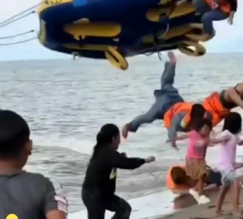 Atracción acuática 'el gusanito' se descontrola en el Pacífico: turistas lanzados por el aire