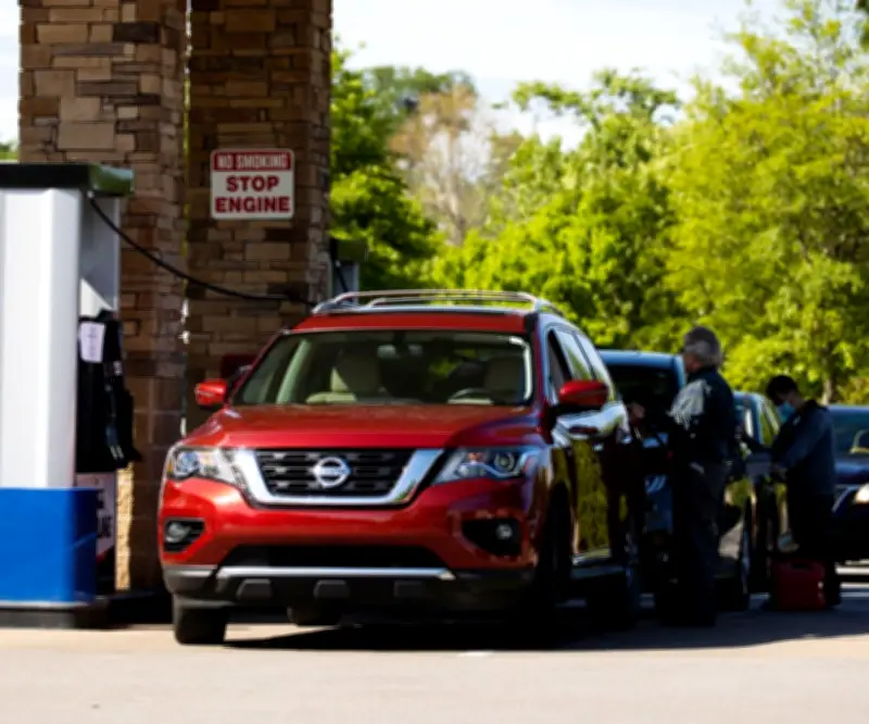 Aumento de precios de gasolina golpea más a ciudades pequeñas de EE.UU. que a grandes urbes