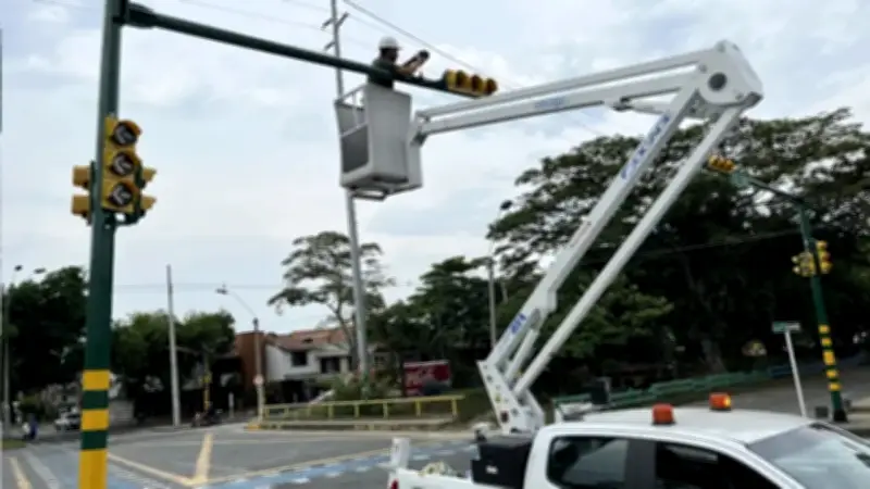 Autoridades ofrecen recompensa por responsables de vandalismo en semáforos de Cali
